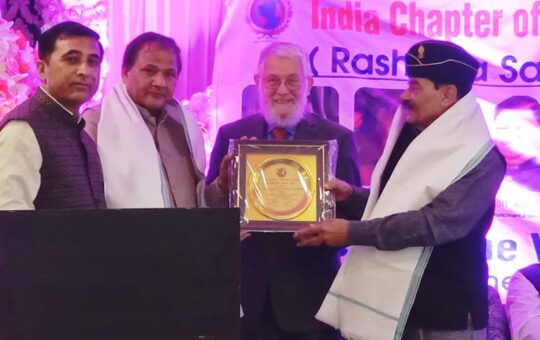 डॉ राकेश कुमार आर्य को दिया गया विश्व शांति दूत का सम्मान
